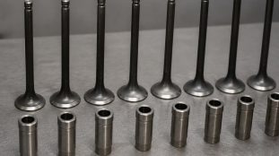 Les soupapes et leurs guides pilotent l'entrée et la sortie des gaz dans chaque cylindre. Voici ce qu'il faut comprendre